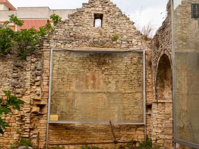 Protetti da una lastra, mostrano disegni ormai irriconoscibili...